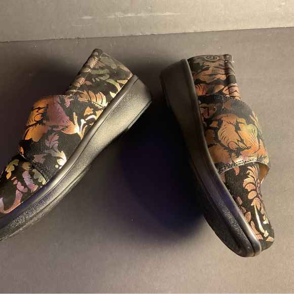 Floral Patterned Loafers - Picture 3 of 6